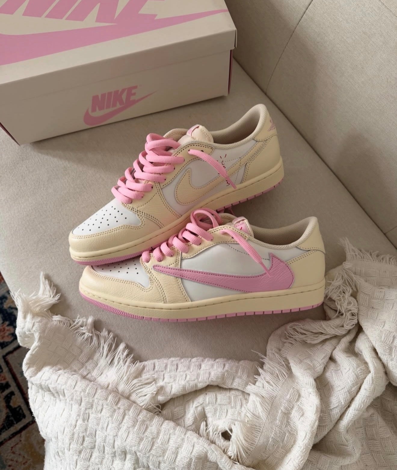 WMNS Air Jordan 1 Retro Low OG SP Travis Scott Shy Pink
