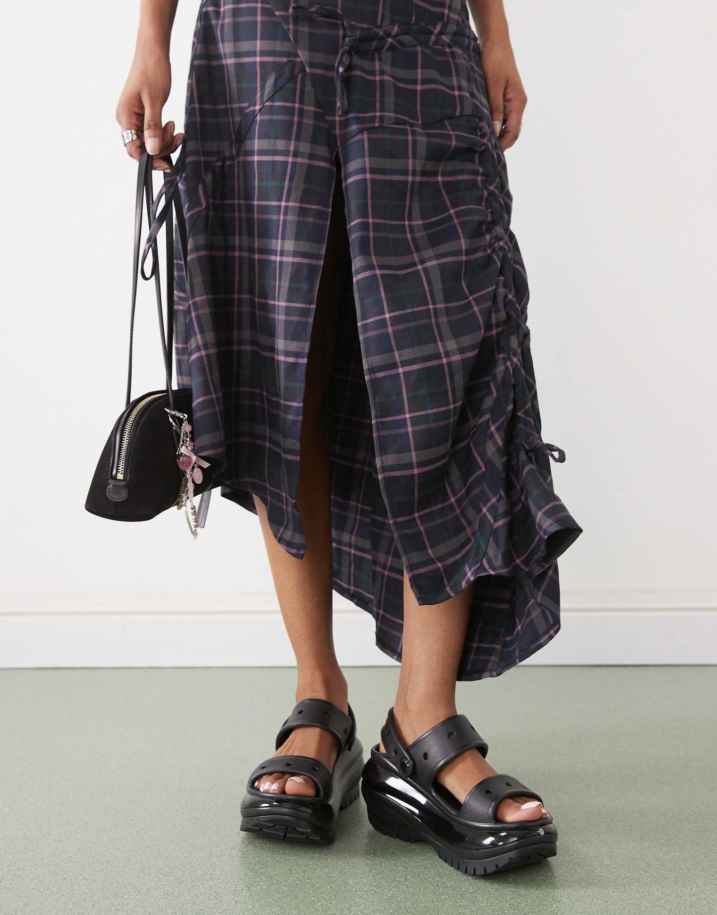 WMNs Crocs Mega Crush Sandal Black
