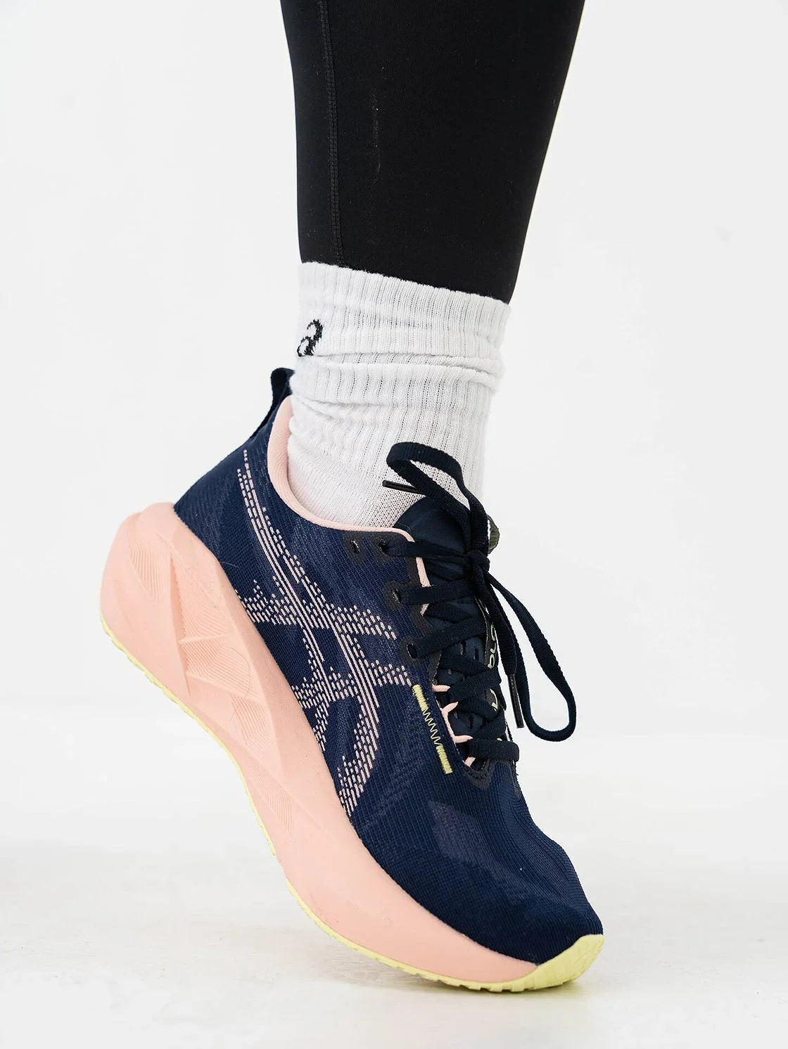 WMNs Asics Novablast 5 Midnight Breeze Peach