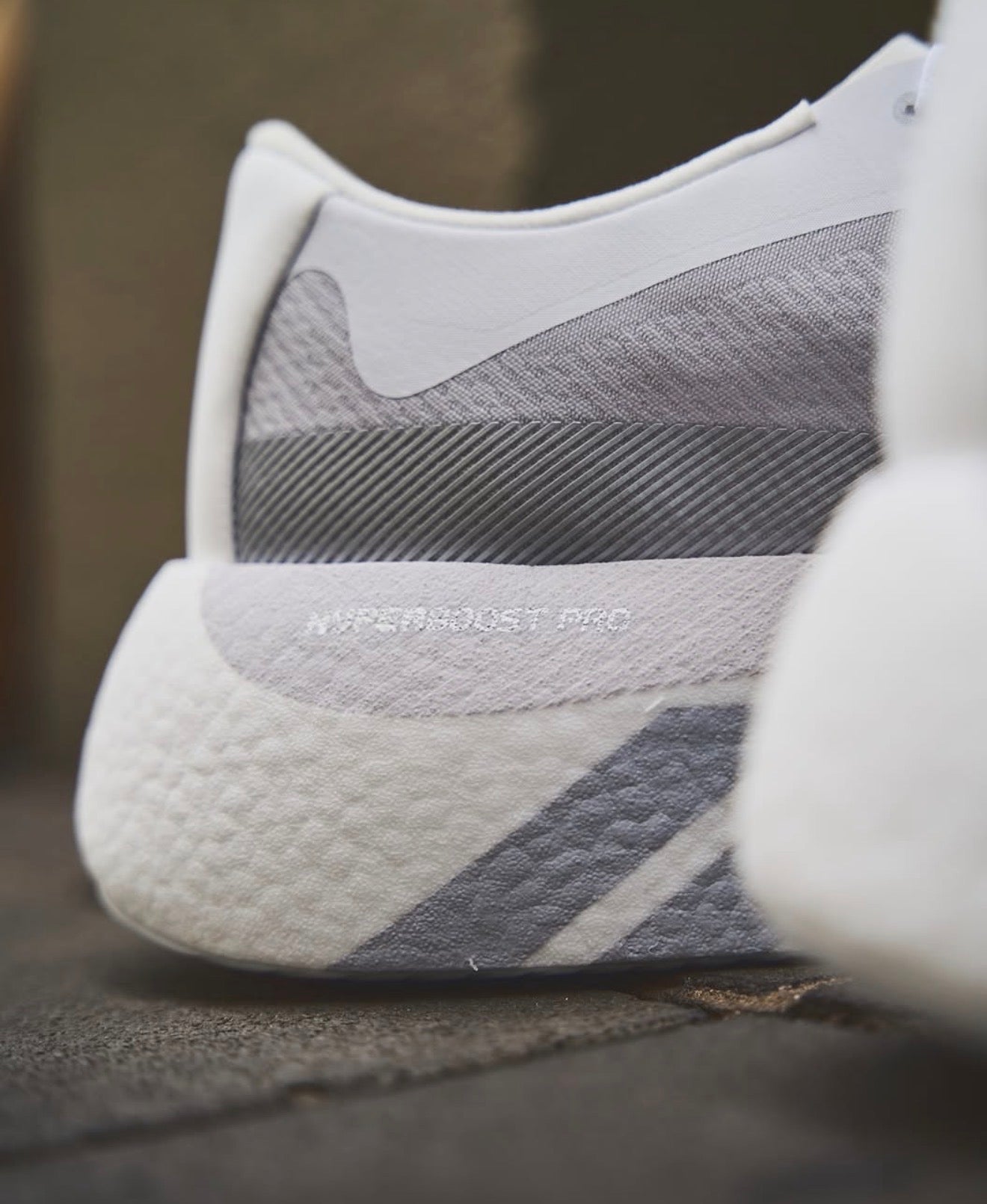Hyperboost Edge White Light Solid Grey