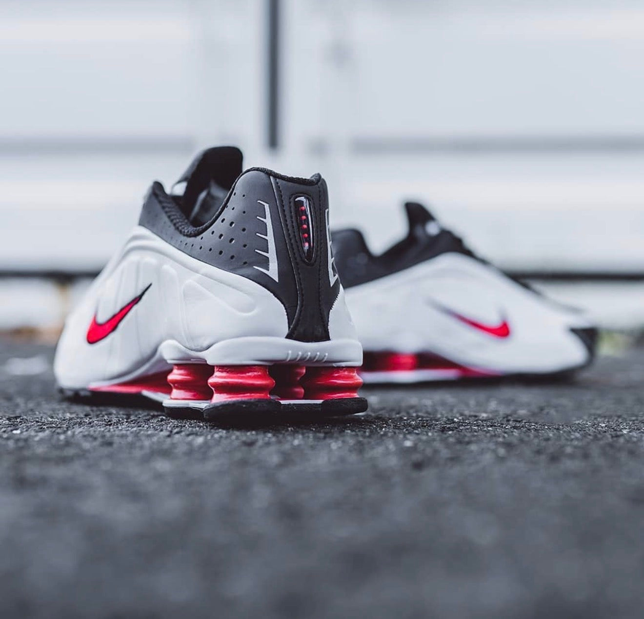 Shox R4 Platinum Tint University Red Black