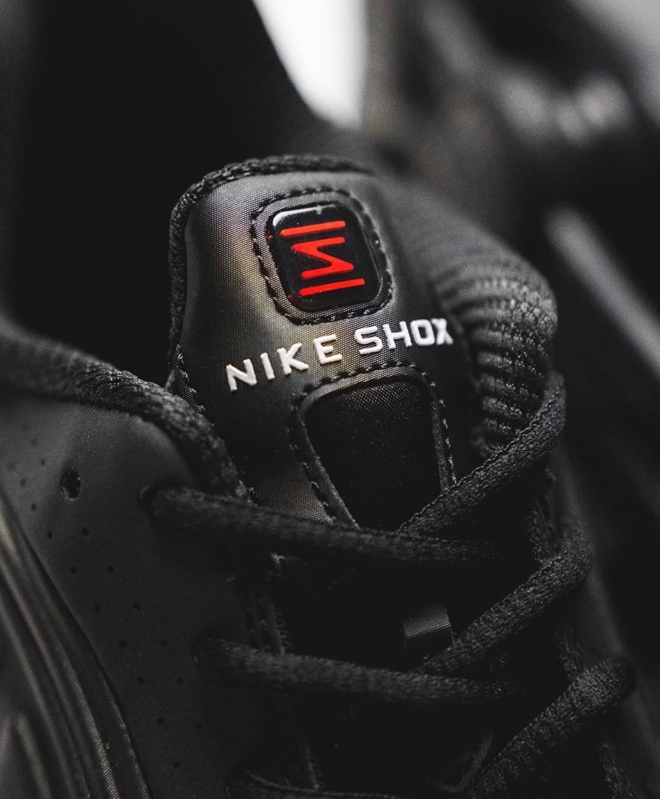 Shox R4 Triple Black