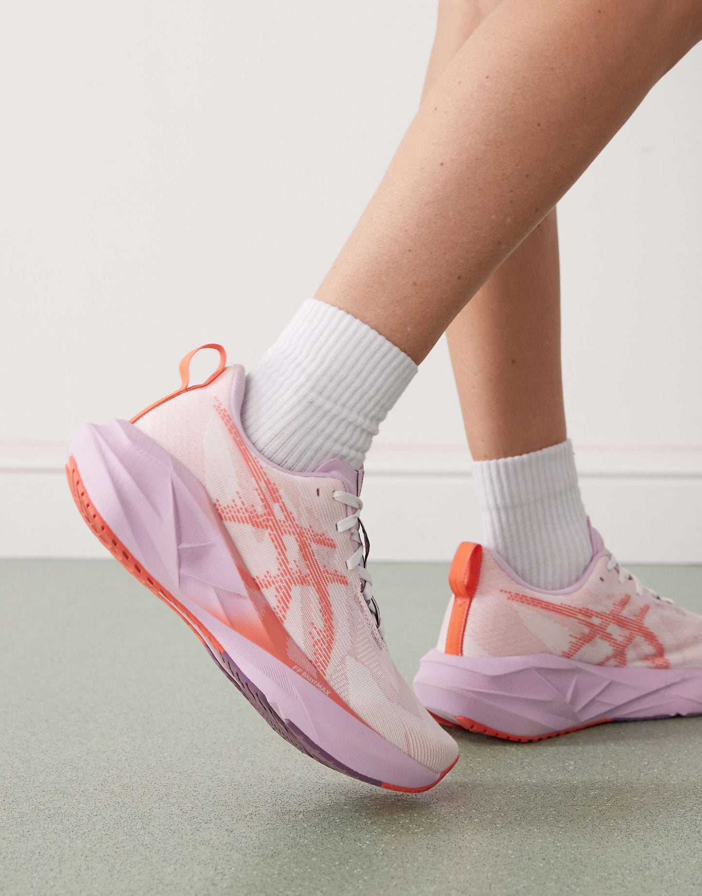 WMNs Asics Novablast 5 White Coral Reef