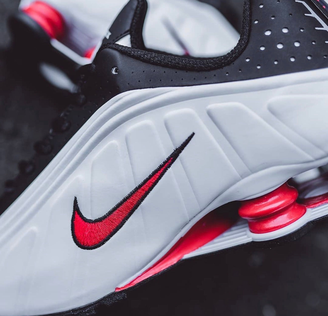 Shox R4 Platinum Tint University Red Black