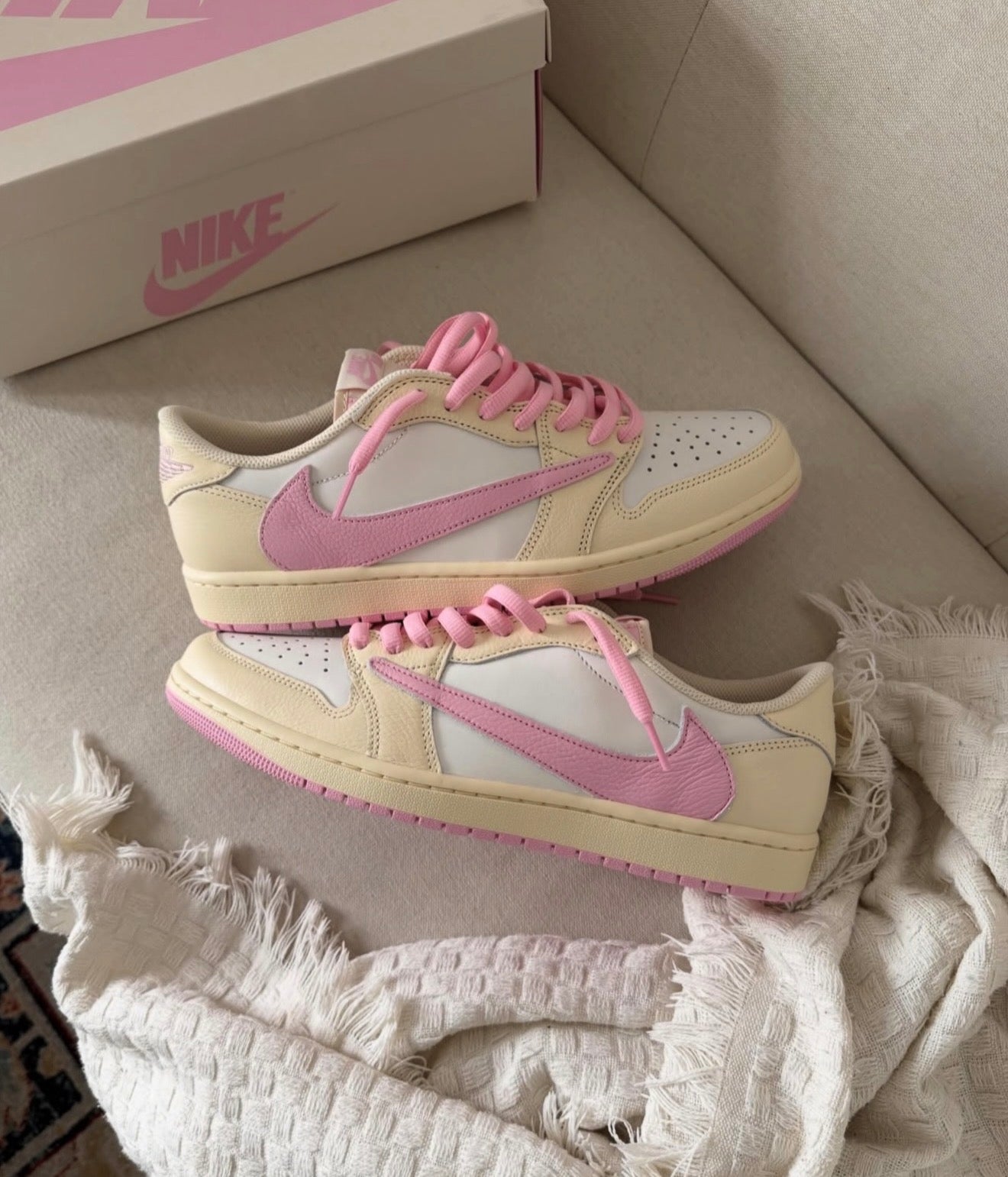 WMNS Air Jordan 1 Retro Low OG SP Travis Scott Shy Pink
