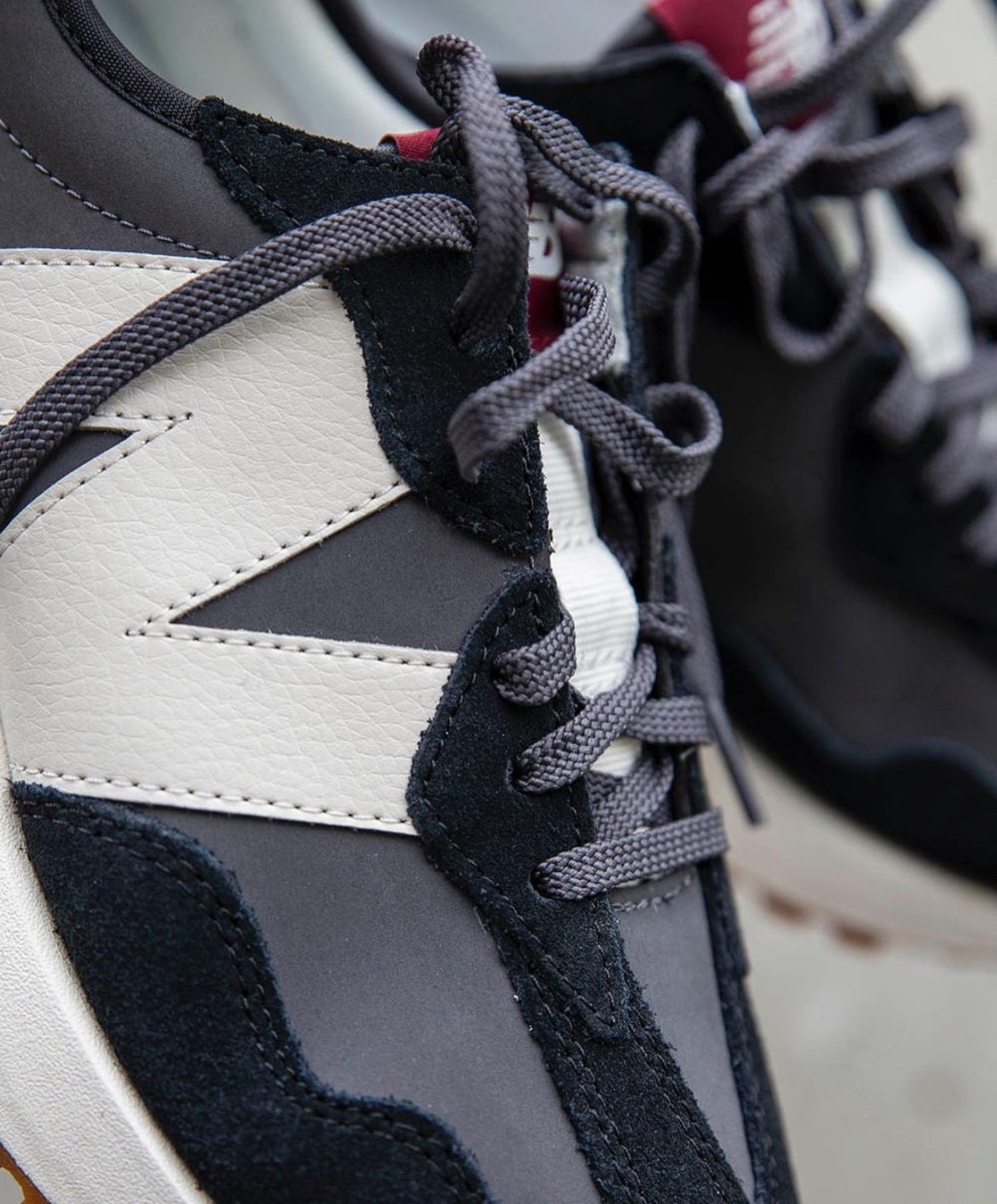 New Balance 327 Black Moonbeam