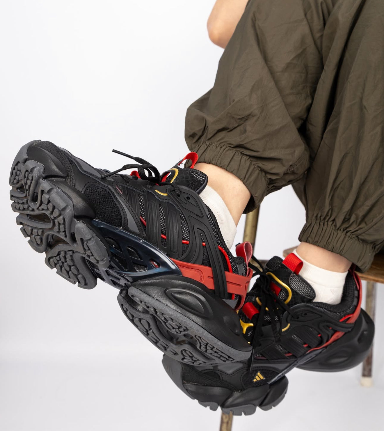 XLG Runner Deluxe Black Gold Metallic Red