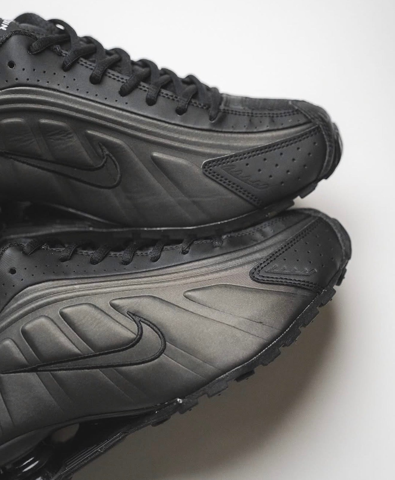 Shox R4 Triple Black