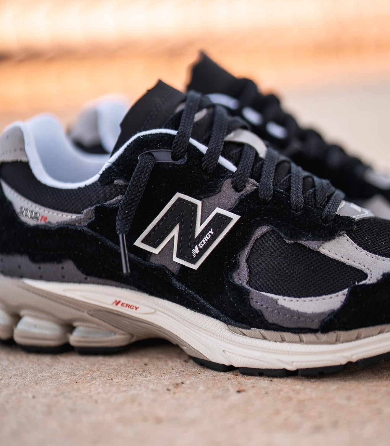 NB Balance 2002R Protection Pack Black Grey