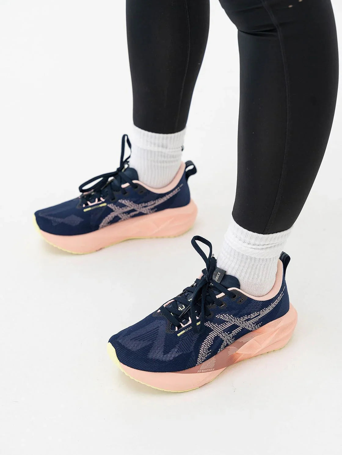 WMNs Asics Novablast 5 Midnight Breeze Peach