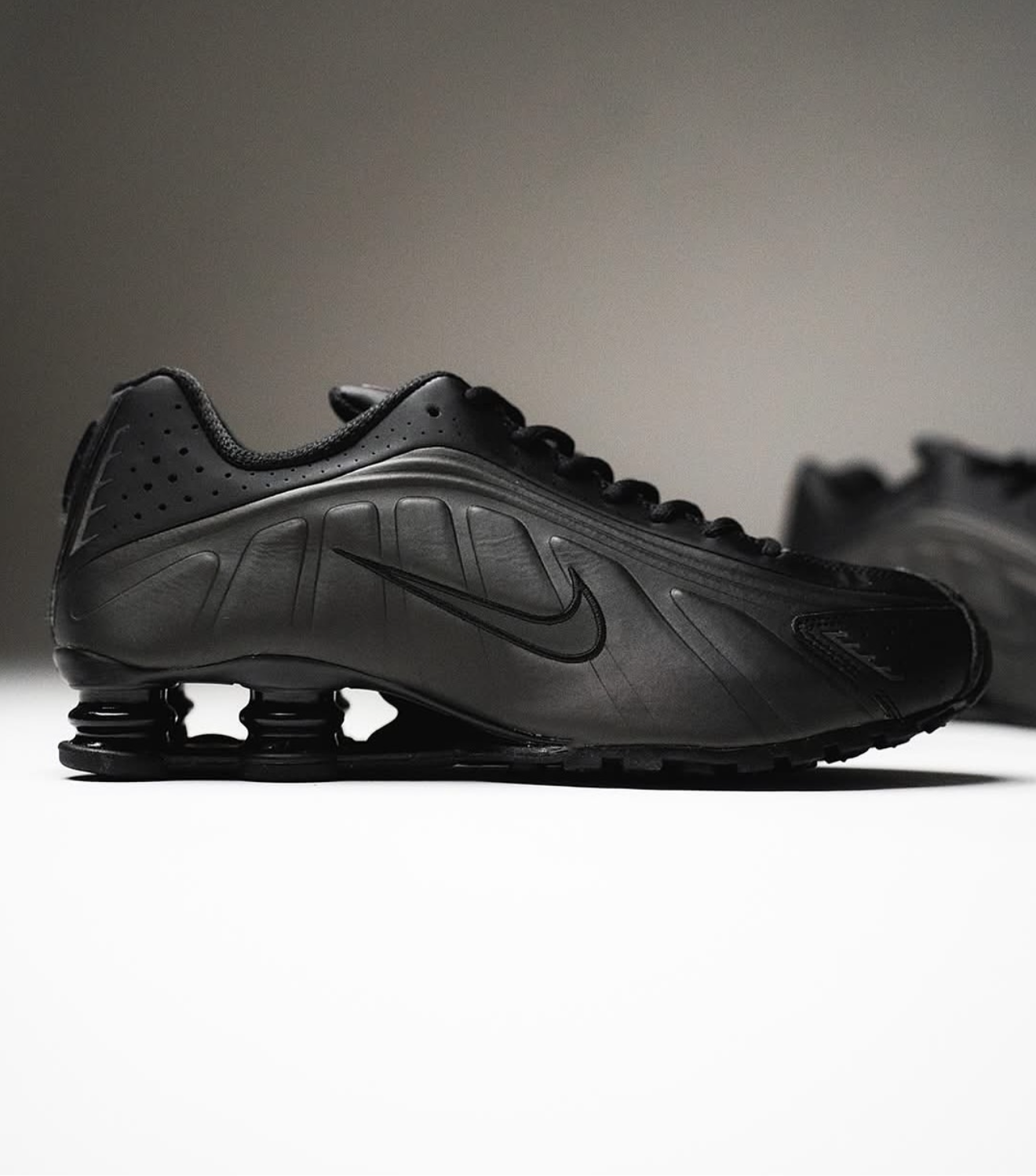 Shox R4 Triple Black