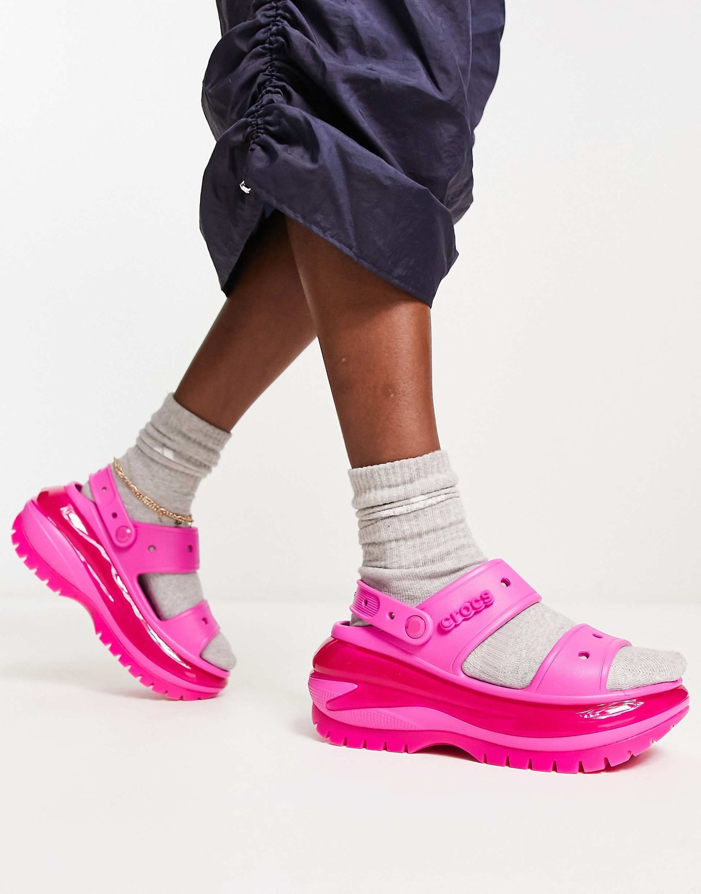 WMNs Crocs Mega Crush Sandal Pink