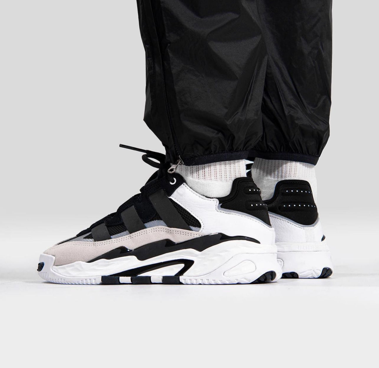 Niteball Trainers White/Black