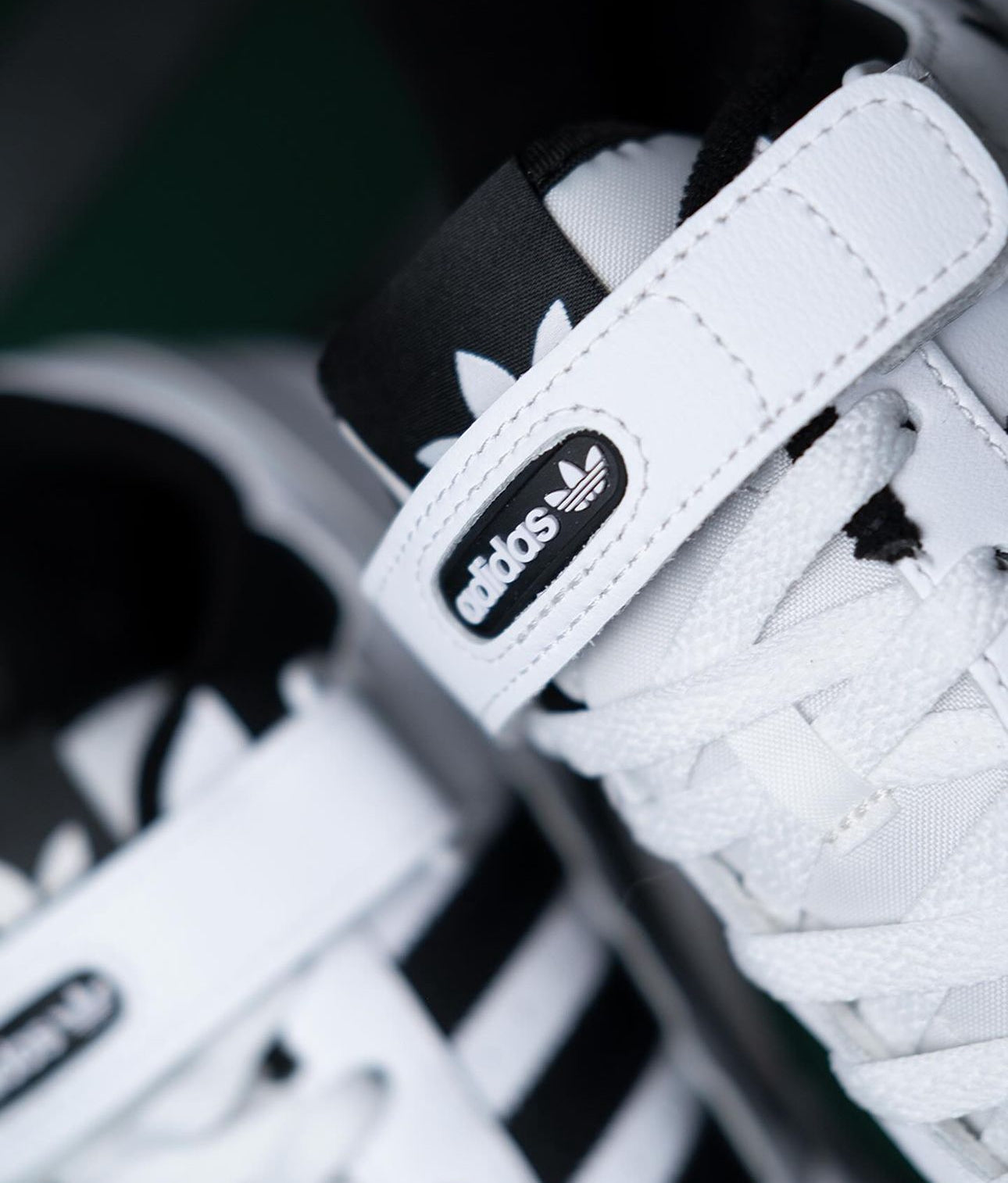 Forum 84 Low White / Black