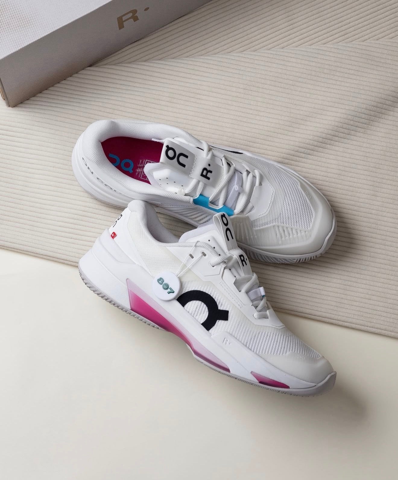 On The Roger Pro Fire White Pink