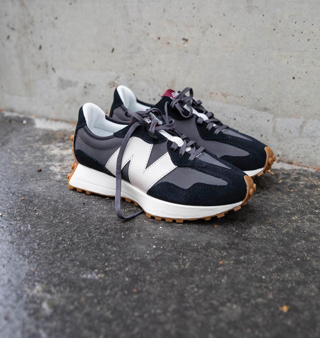 New Balance 327 Black Moonbeam