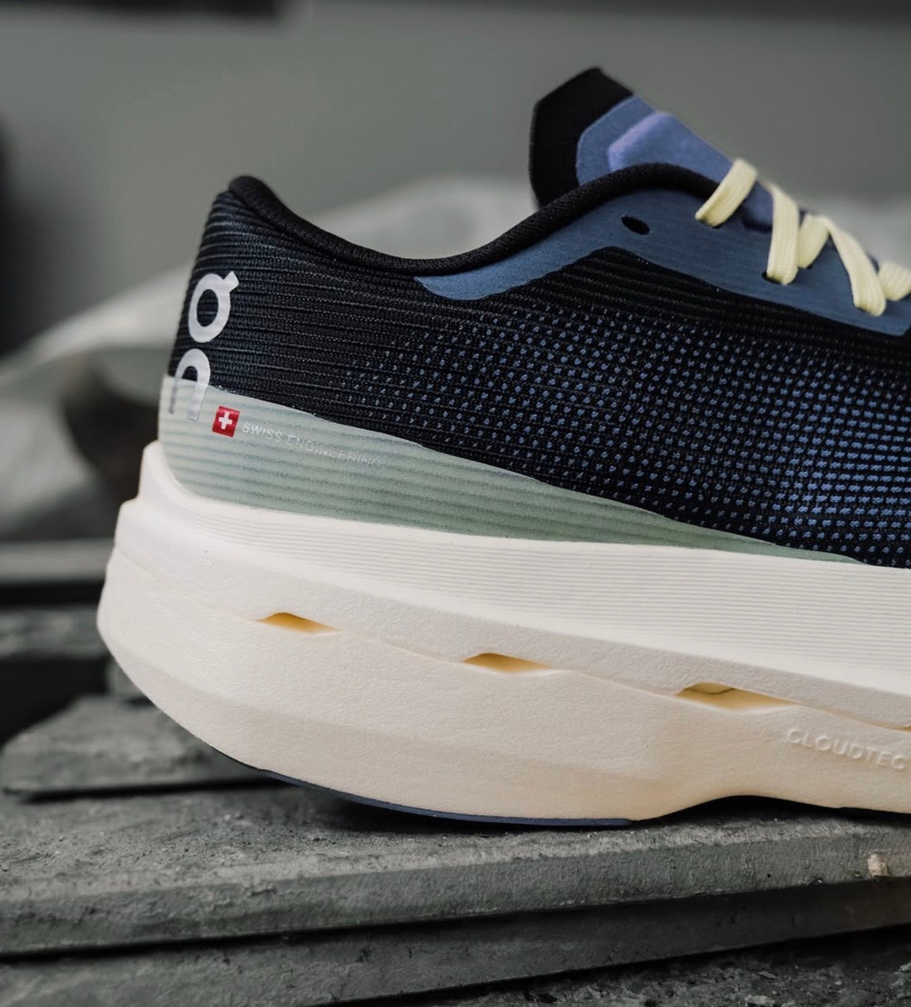On Running Cloudboom Volt Black Juniper