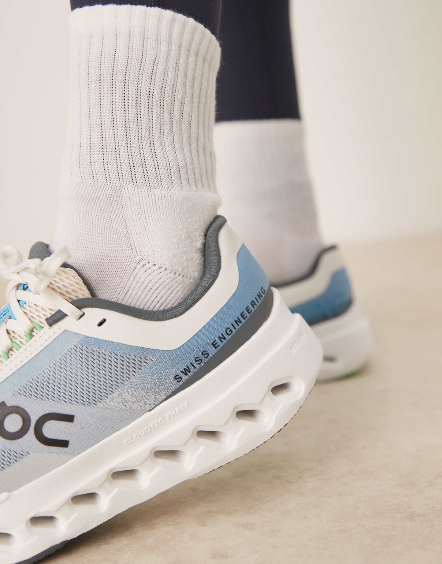 On Running Cloudsurfer Niagara White