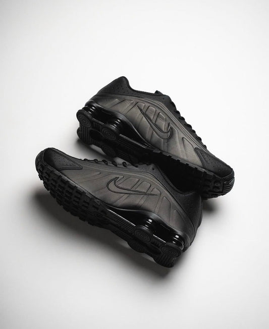 Shox R4 Triple Black