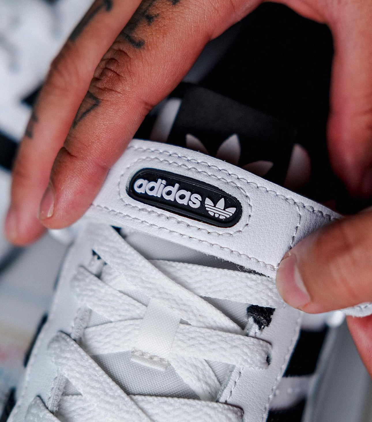 Forum 84 Low White / Black