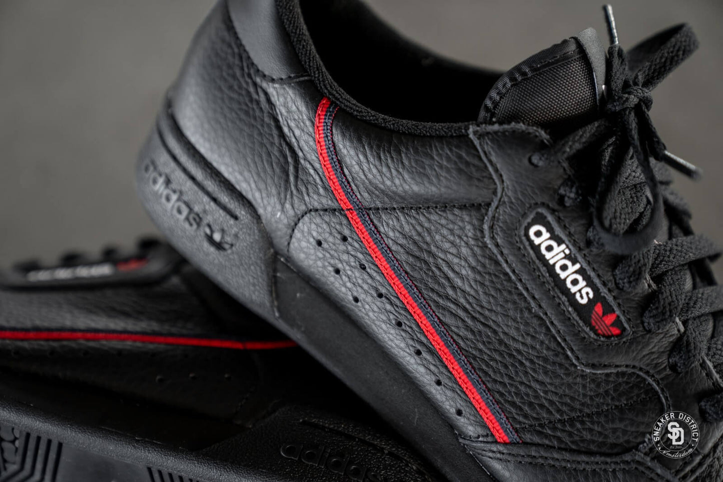 Continental 80 “ Core Black / Scarlet “