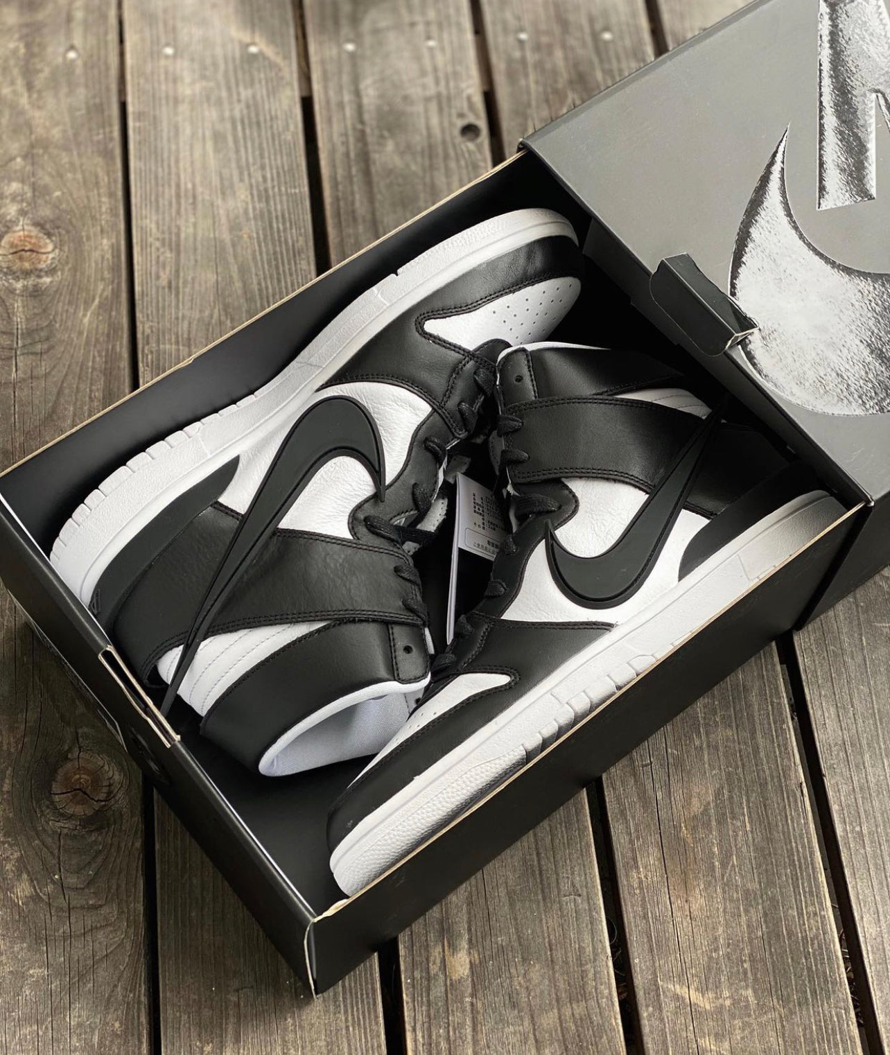 Dunks High SP Ambush “Black/White”