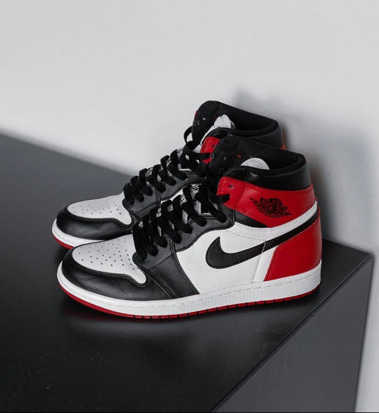 Air Jordan 1 Retro High Black Toe