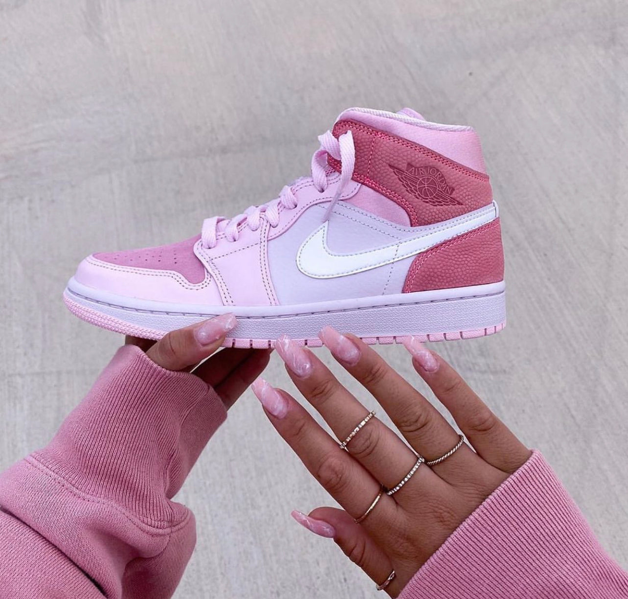 WMNS Air Jordan 1 Mid Digital Pink